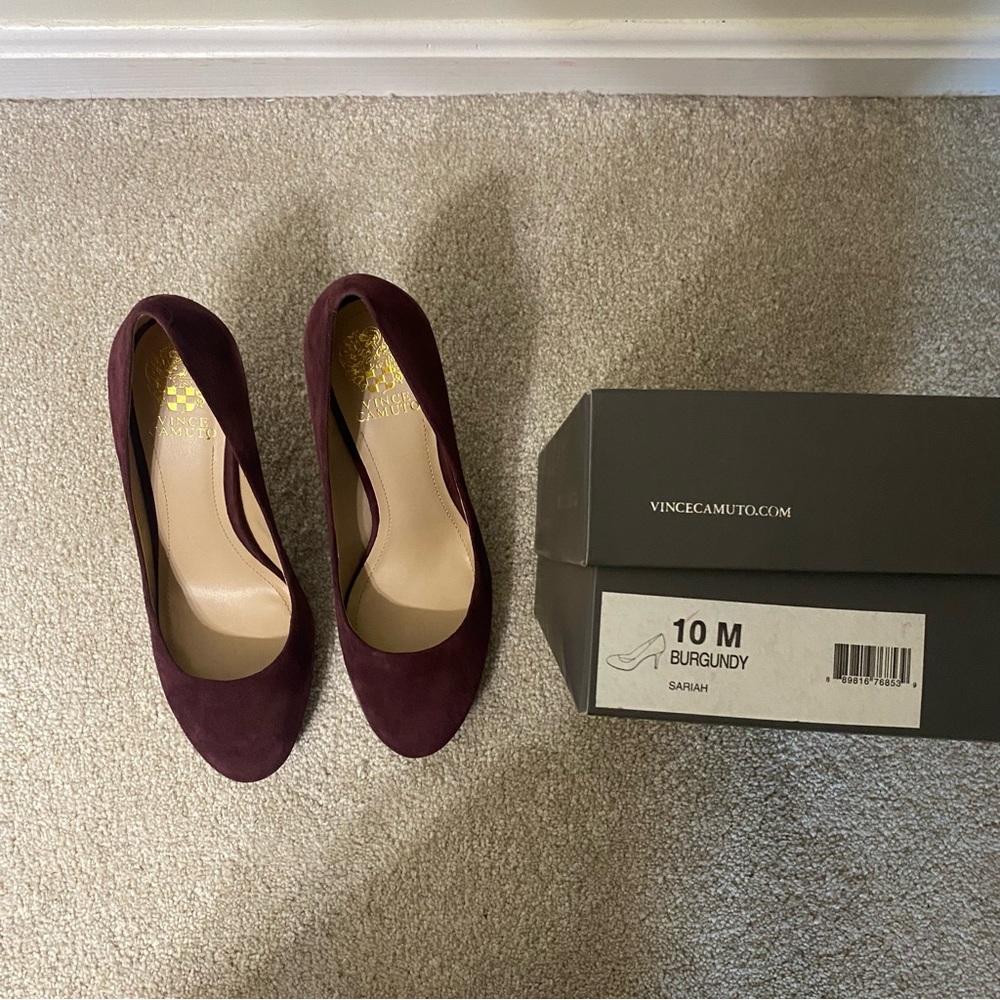 Classic suede pumps in burgundy